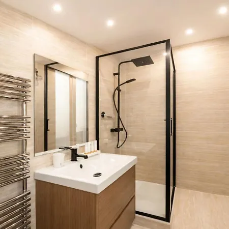 Superb Family - Le Marais Parigi